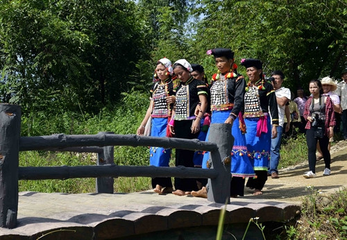 Đoàn nhà gái đến nhà trai.