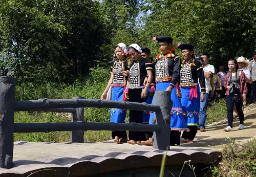 Đoàn nhà gái đến nhà trai.