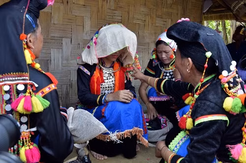 Trước khi về nhà chồng, cô dâu được mẹ chú rể mặc cho bộ quần áo mới, đeo đồ trang sức vòng tay, vòng cổ.