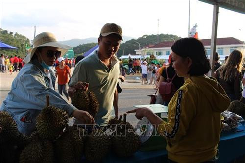 Người dân và du khách chọn mua trái cây đặc sản của Khánh Sơn tại Lễ hội. Ảnh: Phan Sáu - TTXVN Người dân và du khách chọn mua trái cây đặc sản của Khánh Sơn tại Lễ hội. Ảnh: Phan Sáu - TTXVN