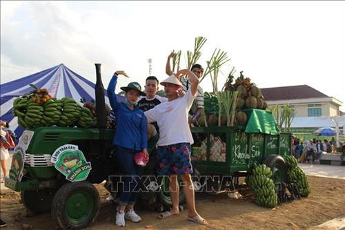 Người dân và du khách chụp ảnh lưu niệm tại biểu tượng của Lễ hội Trái cây Khánh Sơn lần thứ nhất. Ảnh: Phan Sáu - TTXVN Người dân và du khách chụp ảnh lưu niệm tại biểu tượng của Lễ hội Trái cây Khánh Sơn lần thứ nhất. Ảnh: Phan Sáu - TTXVN