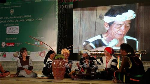 Tiết mục nghệ thuật tái hiện hoạt động ăn mừng lúa mới của người Raglai trong lễ khai mạc. Ảnh: Phan Sáu – TTXVN Tiết mục nghệ thuật tái hiện hoạt động ăn mừng lúa mới của người Raglai trong lễ khai mạc. Ảnh: Phan Sáu – TTXVN