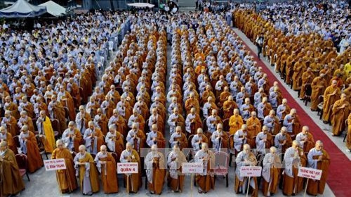 Hàng nghìn tăng ni, phật tử trong thành phố tham dự Đại lễ Phật Đản. Ảnh: Thế Anh – TTXVN.