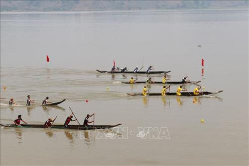 Các vận động viên nỗ lực cán đích. Ảnh: Tuấn Anh - TTXVN Các vận động viên nỗ lực cán đích. Ảnh: Tuấn Anh - TTXVN