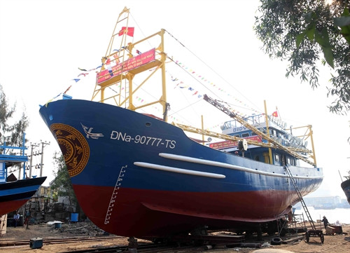 Tàu cá vỏ thép ĐNa – 90777 TS trước giờ hạ thủy.