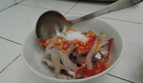 Gỏi cá trích Nam Ô bình dân mà sang trọng ảnh 3 Gỏi cá trích Nam Ô bình dân mà sang trọng ảnh 3