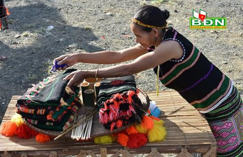 Nhà trai chuẩn bị lễ vật đến hỏi cưới cô gái Nhà trai chuẩn bị lễ vật đến hỏi cưới cô gái