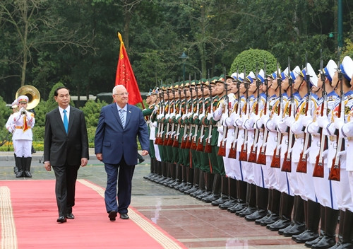 Chủ tịch nước Trần Đại Quang và Tổng thống Nhà nước Israel Reuven Ruvi Rivlin duyệt đội danh dự QĐND Việt Nam. Ảnh: Nhan Sáng- TTXVN Chủ tịch nước Trần Đại Quang và Tổng thống Nhà nước Israel Reuven Ruvi Rivlin duyệt đội danh dự QĐND Việt Nam. Ảnh: Nhan Sáng- TTXVN