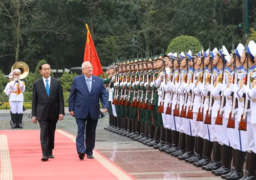 Chủ tịch nước Trần Đại Quang và Tổng thống Nhà nước Israel Reuven Ruvi Rivlin duyệt đội danh dự QĐND Việt Nam. Ảnh: Nhan Sáng- TTXVN
