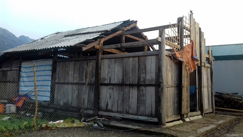 Nhà một hộ dân bị bay mất mái do giông lốc. Ảnh: Chu Quốc Hùng- TTXVN Nhà một hộ dân bị bay mất mái do giông lốc. Ảnh: Chu Quốc Hùng- TTXVN