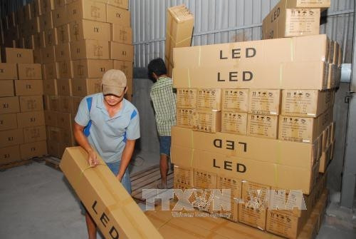 Số hàng hoá không hoá đơn, chứng từ bị thu giữ. Ảnh: Mạnh Linh - TTXVN