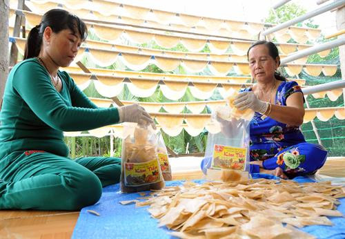 Phơi bánh phồng tôm tại một cơ sở sản xuất tại xã Tân Ân Tây. Ảnh: An Hiếu - TTXVN Phơi bánh phồng tôm tại một cơ sở sản xuất tại xã Tân Ân Tây. Ảnh: An Hiếu - TTXVN Đóng gói bánh phồng tôm tại một cơ sở sản xuất tại xã Tân Ân Tây. Ảnh: An Hiếu - TTXVN Phơi bánh phồng tôm tại một cơ sở sản xuất tại xã Tân Ân Tây. Ảnh: An Hiếu - TTXVN Phơi bánh phồng tôm tại một cơ sở sản xuất tại xã Tân Ân Tây. Ảnh: An Hiếu - TTXVN Đóng gói bánh phồng tôm tại một cơ sở sản xuất tại xã Tân Ân Tây. Ảnh: An Hiếu - TTXVN