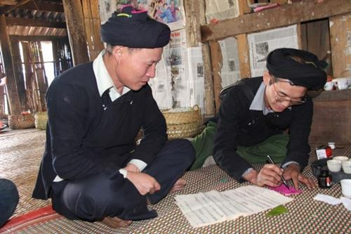 Dân tộc Sán Chỉ thường sống tập trung thành xóm nhỏ ở các vùng núi cao. Nhà sàn 4 mái vững trãi - kiểu dáng đặc trưng về nhà ở của dân tộc Sán Chỉ. Ngô, thóc sau thu hoạch được treo lên sào để bao quản. Sàn nhà là nơi phơi nông sản, đồng thời cũng là điểm vui chơi của trẻ nhỏ. Phụ nữ Sán Chỉ mặc trang phục truyền thống trong sinh hoạt hằng ngày. Phụ nữ có thêm khăn đội đầu khi lao động Nam giới mặc áo chàm ngắn, đầu quấn khăn Các em nhỏ Sán Chỉ tròng trang phục truyền thống Mẹ địu con Những người phụ nữ Sán Chỉ cũng làm công việc nặng nhọc. Trang phục dịp lễ, tết của người Sán Chỉ rực rỡ Một thủ tục trong đám cưới của người Sán Chỉ. Người Sán Chỉ rất hiếu khách, dù lạ cũng như quen. Người Sán Chỉ có tính cố kết cộng đồng rất cao. Dân tộc Sán Chỉ thường sống tập trung thành xóm nhỏ ở các vùng núi cao. Nhà sàn 4 mái vững trãi - kiểu dáng đặc trưng về nhà ở của dân tộc Sán Chỉ. Ngô, thóc sau thu hoạch được treo lên sào để bao quản. Sàn nhà là nơi phơi nông sản, đồng thời cũng là điểm vui chơi của trẻ nhỏ. Phụ nữ Sán Chỉ mặc trang phục truyền thống trong sinh hoạt hằng ngày. Phụ nữ có thêm khăn đội đầu khi lao động Nam giới mặc áo chàm ngắn, đầu quấn khăn Các em nhỏ Sán Chỉ tròng trang phục truyền thống Mẹ địu con Những người phụ nữ Sán Chỉ cũng làm công việc nặng nhọc. Trang phục dịp lễ, tết của người Sán Chỉ rực rỡ Một thủ tục trong đám cưới của người Sán Chỉ. Người Sán Chỉ rất hiếu khách, dù lạ cũng như quen. Người Sán Chỉ có tính cố kết cộng đồng rất cao.