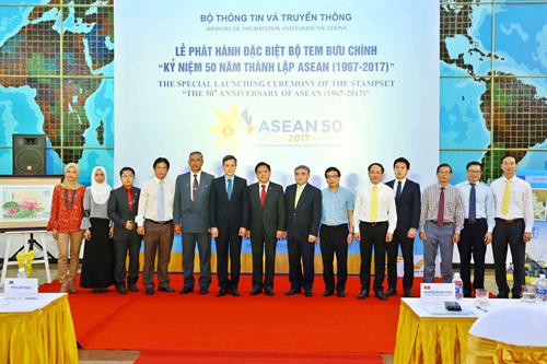 Đại biểu các nước ASEAN tại lễ phát hành đặc biệt bộ tem “Kỷ niệm 50 năm thành lập ASEAN (1967 - 2017)” của Việt Nam. Ảnh: Minh Quyết – TTXVN Đại biểu các nước ASEAN tại lễ phát hành đặc biệt bộ tem “Kỷ niệm 50 năm thành lập ASEAN (1967 - 2017)” của Việt Nam. Ảnh: Minh Quyết – TTXVN