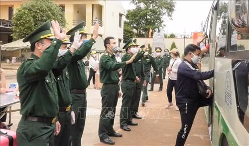 Giây phút chia tay đầy xúc động. Ảnh: Võ Dung -TTXVN