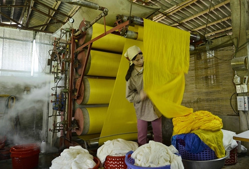 Nhiều xưởng sản xuất lớn tại Nha Xá còn sử dụng hệ thống máy cán lụa, giản tiện khâu phơi cũng như những ngày thời tiết không thuận lợi, giúp đảm bảo sản phẩm đáp ứng cho thị trường.