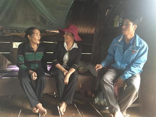 Bà H’Nốc Byă (bên trái) chia sẻ về ngôi nhà dài bà đã gắn bó. Bà H’Nốc Byă (bên trái) chia sẻ về ngôi nhà dài bà đã gắn bó.