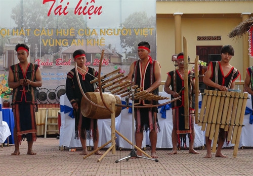 Các nghệ nhân biểu diễn cácnhạc cụ truyền thống tại lễ hội. Ảnh: Văn Thông – TTXVN. Các nghệ nhân biểu diễn cácnhạc cụ truyền thống tại lễ hội. Ảnh: Văn Thông – TTXVN.