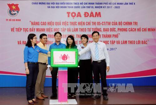 Các đại biểu thực hiện nghi thức Ra mắt Trang cộng đồng “Tuổi trẻ TP. Hồ Chí Minh học tập và làm theo lời Bác”. Ảnh: An Hiếu - TTXVN Các đại biểu thực hiện nghi thức Ra mắt Trang cộng đồng “Tuổi trẻ TP. Hồ Chí Minh học tập và làm theo lời Bác”. Ảnh: An Hiếu - TTXVN