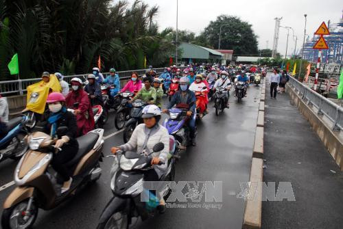 Người dân qua phà Cát Lái, quận 2, Thành phố Hồ Chí Minh để về Đồng Nai, Vũng Tàu mỗi lúc một đông. Ảnh: Mạnh Linh-TTXVN