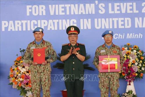 Thượng tướng Nguyễn Chí Vịnh, Thứ trưởng Bộ quốc phòng trao cờ và quyết định cho các các y, bác sĩ Bệnh viện dã chiến cấp 2 số 1 lên đường thực hiện nhiệm vụ tại Phái bộ gìn giữ hòa bình Liên hợp quốc Nam Sudan. Ảnh: Thanh Vũ-TTXVN Thượng tướng Nguyễn Chí Vịnh, Thứ trưởng Bộ quốc phòng trao cờ và quyết định cho các các y, bác sĩ Bệnh viện dã chiến cấp 2 số 1 lên đường thực hiện nhiệm vụ tại Phái bộ gìn giữ hòa bình Liên hợp quốc Nam Sudan. Ảnh: Thanh Vũ-TTXVN