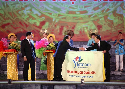 Bộ trưởng Bộ Văn hóa, Thể thao và Du lịch Hoàng Tuấn Anh trao Cờ luân lưu cho tỉnh Kiên Giang, địa phương đăng cai Năm Du lịch Quốc gia 2016. Ảnh: Thanh Tùng-TTXVN Bộ trưởng Bộ Văn hóa, Thể thao và Du lịch Hoàng Tuấn Anh trao Cờ luân lưu cho tỉnh Kiên Giang, địa phương đăng cai Năm Du lịch Quốc gia 2016. Ảnh: Thanh Tùng-TTXVN