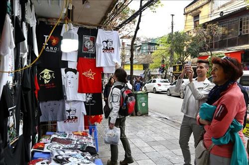 Du khách chọn mua áo có in hình Tổng thống Mỹ Donald Trump và Chủ tịch Triều Tiên Kim Jong-un tại một cửa hàng trên phố Hàng Bông. Ảnh: Quang Hải - TTXVN Một du khách nước ngoài đến tìm mua áo có in hình Tổng thống Mỹ Donald Trump và Chủ tịch Triều Tiên Kim Jong-un tại một cửa hàng trên phố Hàng Bông. Ảnh: Quang Hải - TTXVN Nhiều khách chụp ảnh lưu làm kỷ niệm. Ảnh: Minh Quyết – TTXVN Những ngày này cơ sở in áo của anh Trương Thanh Đức trên phố Hàng Bông in hơn 300 áo mỗi ngày. Ảnh: Minh Quyết – TTXVN Những ngày này cơ sở in áo của anh Trương Thanh Đức trên phố Hàng Bông in hơn 300 áo mỗi ngày. Ảnh: Minh Quyết – TTXVN Khách du lịch chọn mua áo phông in hình Tổng thống Donald Trump và Chủ tịch Kim Jong-un trên phố Hàng Bông (Hà Nội) làm kỷ niệm. Ảnh: Minh Quyết – TTXVN Nhiều du khách quốc tế thích thú với mặt hàng áo phông in hình Tổng thống Donald Trump và Chủ tịch Kim Jong-un trên phố Hàng Bông (Hà Nội). Ảnh: Minh Quyết – TTXVN Chủ cửa hàng áo phông in hình Tổng thống Donald Trump và Chủ tịch Kim Jong-un trên phố Hàng Bông (Hà Nội) trả lời phỏng vấn phóng viên báo chí quốc tế. Ảnh: Minh Quyết – TTXVN Áo phông in hình Tổng thống Donald Trump và Chủ tịch Kim Jong-un trên phố Hàng Bông (Hà Nội) đang là mặt hàng bán rất chạy. Ảnh: Minh Quyết – TTXVN Đông đảo khách du lịch quốc tế đến mua áo phông in hình Tổng thống Donald Trump và Chủ tịch Kim Jong-un trên phố Hàng Bông (Hà Nội). Ảnh: Minh Quyết – TTXVN Khách du lịch mua cờ các nước trên phố Hàng Bông (Hà Nội). Ảnh: Minh Quyết – TTXVN Du khách chọn mua áo có in hình Tổng thống Mỹ Donald Trump và Chủ tịch Triều Tiên Kim Jong-un tại một cửa hàng trên phố Hàng Bông. Ảnh: Quang Hải - TTXVN Một du khách nước ngoài đến tìm mua áo có in hình Tổng thống Mỹ Donald Trump và Chủ tịch Triều Tiên Kim Jong-un tại một cửa hàng trên phố Hàng Bông. Ảnh: Quang Hải - TTXVN Nhiều khách chụp ảnh lưu làm kỷ niệm. Ảnh: Minh Quyết – TTXVN Những ngày này cơ sở in áo của anh Trương Thanh Đức trên phố Hàng Bông in hơn 300 áo mỗi ngày. Ảnh: Minh Quyết – TTXVN Những ngày này cơ sở in áo của anh Trương Thanh Đức trên phố Hàng Bông in hơn 300 áo mỗi ngày. Ảnh: Minh Quyết – TTXVN Khách du lịch chọn mua áo phông in hình Tổng thống Donald Trump và Chủ tịch Kim Jong-un trên phố Hàng Bông (Hà Nội) làm kỷ niệm. Ảnh: Minh Quyết – TTXVN Nhiều du khách quốc tế thích thú với mặt hàng áo phông in hình Tổng thống Donald Trump và Chủ tịch Kim Jong-un trên phố Hàng Bông (Hà Nội). Ảnh: Minh Quyết – TTXVN Chủ cửa hàng áo phông in hình Tổng thống Donald Trump và Chủ tịch Kim Jong-un trên phố Hàng Bông (Hà Nội) trả lời phỏng vấn phóng viên báo chí quốc tế. Ảnh: Minh Quyết – TTXVN Áo phông in hình Tổng thống Donald Trump và Chủ tịch Kim Jong-un trên phố Hàng Bông (Hà Nội) đang là mặt hàng bán rất chạy. Ảnh: Minh Quyết – TTXVN Đông đảo khách du lịch quốc tế đến mua áo phông in hình Tổng thống Donald Trump và Chủ tịch Kim Jong-un trên phố Hàng Bông (Hà Nội). Ảnh: Minh Quyết – TTXVN Khách du lịch mua cờ các nước trên phố Hàng Bông (Hà Nội). Ảnh: Minh Quyết – TTXVN