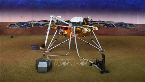 Mô hình thiết bị đổ bộ InSight được trưng bày tại phòng thí nghiệm của NASA ở Pasadena, bang California, Mỹ. Ảnh: AFP/TTXVN