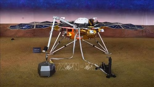 Mô hình thiết bị đổ bộ InSight được trưng bày tại phòng thí nghiệm của NASA ở Pasadena, bang California, Mỹ. Ảnh: AFP/TTXVN