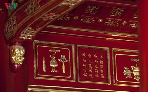 Năm 2016, “Thơ văn trên Kiến trúc cung đình Huế” được ghi danh Di sản Tư liệu Thế giới Khu vực châu Á- Thái Bình Dương. Đây là những di sản tư liệu độc đáo, là những bản gốc, duy nhất hiện chỉ còn ở Việt Nam và có giá trị nổi bật toàn cầu. Hệ thống di sản thơ văn này thật sự là một bảo tàng sống động, độc đáo, riêng có về văn chương thời Nguyễn. Thơ tráng men pháp lam trên ngoại thất điện Thái Hòa. Đây thực sự là một kho tàng văn hóa vô giá của xứ Huế, của Việt Nam mà cho đến nay chưa phải ai cũng biết đến dù chúng có hàng ngàn đơn vị, hiển hiện khắp nơi trên nhiều, rất nhiều công trình kiến trúc cung đình triều Nguyễn tại cố đô Huế. Thơ văn trên kiến trúc cung đình thường được trang trí theo lối “nhất thi nhất họa” hoặc “nhất tự nhất họa”, mỗi bài thơ hay mỗi đại tự được trang trí kèm một bức tranh. Vị trí thể hiện chủ yếu là trên các liên ba, đố bản hay cổ diềm các công trình, cả trong nội thất và ngoại thất, để ở vị trí nào người ta cũng có thể chiêm ngưỡng, thưởng thức được Thơ thì phổ biến là thể ngũ ngôn, thất ngôn; câu đối thì khá đa dạng, không cố định số chữ; đại tự thì chủ yếu là các mỹ tự với ý nghĩa tốt đẹp Thơ trên di tích lăng Thiệu Trị. Cho đến nay, hệ thống thơ văn chữ Hán trên kiến trúc cung đình Huế vẫn được bảo tồn rất tốt, trừ các tác phẩm đã bị mất mát do công trình bị tiêu hủy, số còn lại được giữ gìn hầu như nguyên vẹn. Cổ diềm trang trí men pháp lam ở Lăng Thiệu trị Đánh giá về kho tàng thơ văn này, nhiều nhà nghiên cứu cho rằng, đây là một di sản vô cùng đặc biệt, nó không chỉ phản ánh trí tuệ, tài năng của các vị hoàng đế triều Nguyễn, mà còn phản ánh truyền thống văn hóa và đặc trưng của xứ Huế, vùng đất của thi ca và các thi nhân nổi tiếng. Thơ trên di tích lăng Thiệu Trị.