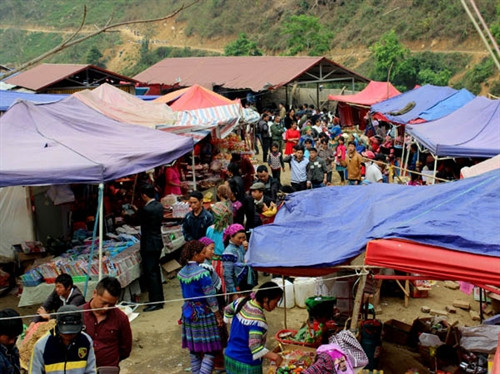 Nhộn nhịp chợ Mốc 172 họp vào thứ sáu hàng tuần. Nhộn nhịp chợ Mốc 172 họp vào thứ sáu hàng tuần.