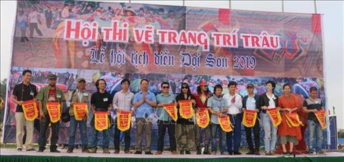 Ban tổ chức hội thi tặng cờ lưu niệm cho các họa sỹ tham gia hội thi. Ảnh: Nguyễn Chinh - TTXVN Ban tổ chức hội thi tặng cờ lưu niệm cho các họa sỹ tham gia hội thi. Ảnh: Nguyễn Chinh - TTXVN