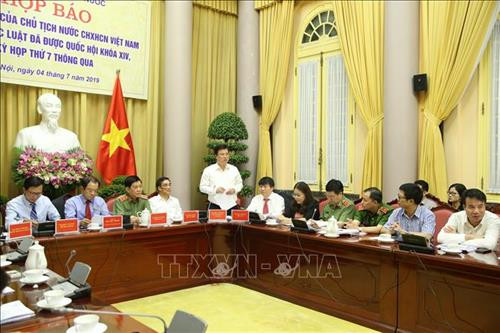 Thứ trưởng Bộ Giáo dục và Đào tạo Nguyễn Hữu Độ giới thiệu Luật Giáo dục. Ảnh: Dương Giang - TTXVN