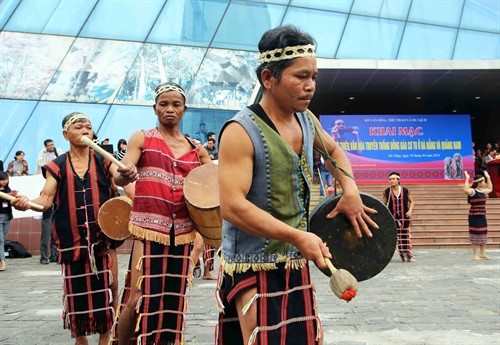Biểu diễn các điệu múa truyền thống của đồng bào Cơ-tu đến từ huyện Hòa Vang, Thành phố Đà Nẵng