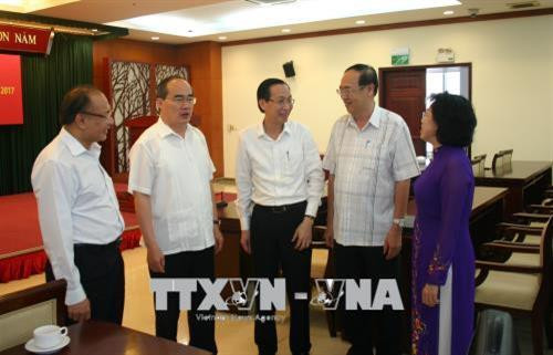 Bí thư Thành ủy Thành phố Hồ Chí Minh Nguyễn Thiện Nhân trao đổi với các đại biểu bên lề Hội nghị. Ảnh: Tiến Lực – TTXVN Bí thư Thành ủy Thành phố Hồ Chí Minh Nguyễn Thiện Nhân trao đổi với các đại biểu bên lề Hội nghị. Ảnh: Tiến Lực – TTXVN