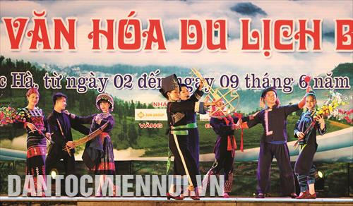 Biểu diễn văn nghệ trong đêm khai mạc Biểu diễn văn nghệ trong đêm khai mạc