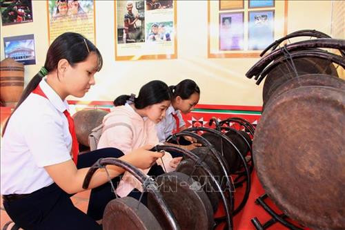 Các em học sinh tham quan, tìm hiểu không gian văn hóa cồng chiêng Tây Nguyên. Ảnh: Hồng Hiếu- TTXVN Các em học sinh tham quan, tìm hiểu không gian văn hóa cồng chiêng Tây Nguyên. Ảnh: Hồng Hiếu- TTXVN