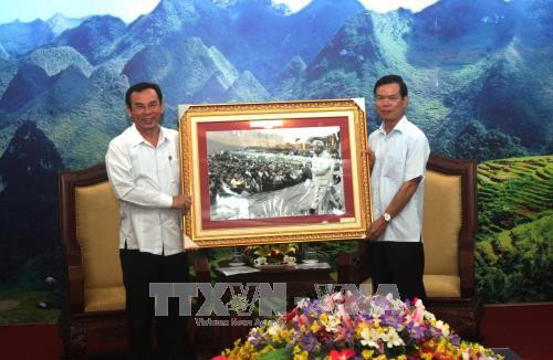 Đồng chí Nguyễn Văn Nên, Bí thư Trung ương Đảng trao tặng Bí thư Tỉnh ủy Hà Giang Triệu Tài Vinh bức ảnh "Bác Hồ lên thăm Đảng bộ và nhân dân các dân tộc Hà Giang". Ảnh: Minh Tâm-TTXVN. Đồng chí Nguyễn Văn Nên, Bí thư Trung ương Đảng trao tặng Bí thư Tỉnh ủy Hà Giang Triệu Tài Vinh bức ảnh "Bác Hồ lên thăm Đảng bộ và nhân dân các dân tộc Hà Giang". Ảnh: Minh Tâm-TTXVN.