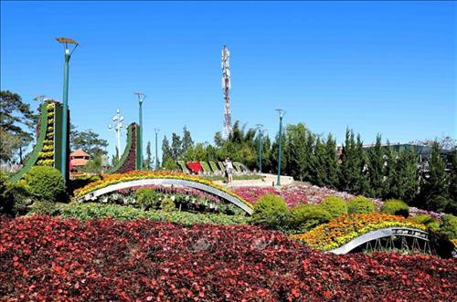 Nhiều địa điểm trên TP Đà Lạt trang trí hoa thu hút du khách. Ảnh: Nhật Anh - TTXVN Không gian hoa dọc trục đường Lê Đại Hành (TP Đà Lạt) hấp dẫn du khách. Ảnh: Nhật Anh - TTXVN Các địa điểm công cộng được trang trí không gian hoa hấp dẫn du khách. Ảnh: Nhật Anh - TTXVN Không gian hoa xung quanh hồ Xuân Hương thu hút du khách đến tham quan. Ảnh: Nhật Anh - TTXVN Nhiều địa điểm trên TP Đà Lạt trang trí hoa thu hút du khách. Ảnh: Nhật Anh - TTXVN Không gian hoa dọc trục đường Lê Đại Hành (TP Đà Lạt) hấp dẫn du khách. Ảnh: Nhật Anh - TTXVN Các địa điểm công cộng được trang trí không gian hoa hấp dẫn du khách. Ảnh: Nhật Anh - TTXVN Không gian hoa xung quanh hồ Xuân Hương thu hút du khách đến tham quan. Ảnh: Nhật Anh - TTXVN