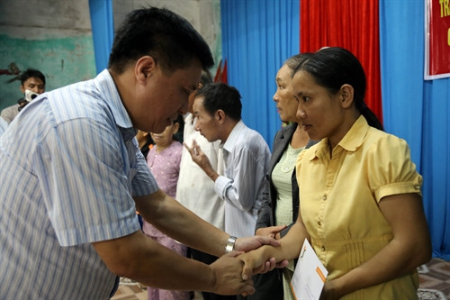 Đại diện Quỹ Vì nỗi đau da cam TTXVN trao quà cho các nạn nhân nhiễm chất độc da cam tại xã Triệu Trung, huyện Triệu Phong. Ảnh: Trần Tĩnh - TTXVN