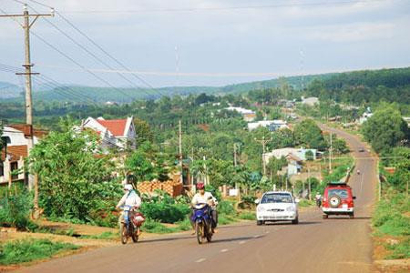 Đường đến xã biên giới Ia Dom. Ảnh: baogialai.com.vn Đường đến xã biên giới Ia Dom. Ảnh: baogialai.com.vn