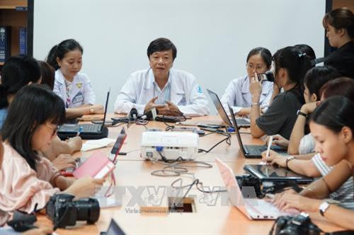 Các bác sĩ Bệnh viện Nhi Đồng 1 cung cấp thông tin về trường hợp bệnh nhi sơ sinh có khối bướu khổng lồ. Ảnh: Phương Vy-TTXVN