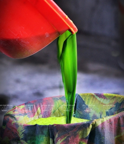 Nước cốt lá dứa được lọc qua khăn mỏng.