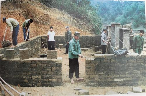 Làm nhà gạch mộc.