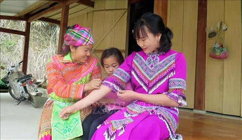 Các cô gái dân tộc Mông ở thôn Khuổi Khít, xã Kiến Thiết chuẩn bị váy áo du xuân. Ảnh: Quang Đán - TTXVN Các cô gái dân tộc Mông ở thôn Khuổi Khít, xã Kiến Thiết chuẩn bị váy áo du xuân. Ảnh: Quang Đán - TTXVN