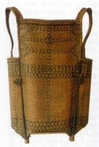 Ðây là chiếc gùi 3 ngăn dành riêng cho đàn ông sử dụng khi đi rừng đi rẫy. Nó được đan bằng mây. Phía trên của dây đeo và phần miệng áp vào lưng người đeo có ốp thêm những miếng da con mang (hoẵng). (Hiện vật Bảo tàng Dân tộc học Việt Nam). Ðây là chiếc gùi 3 ngăn dành riêng cho đàn ông sử dụng khi đi rừng đi rẫy. Nó được đan bằng mây. Phía trên của dây đeo và phần miệng áp vào lưng người đeo có ốp thêm những miếng da con mang (hoẵng). (Hiện vật Bảo tàng Dân tộc học Việt Nam).