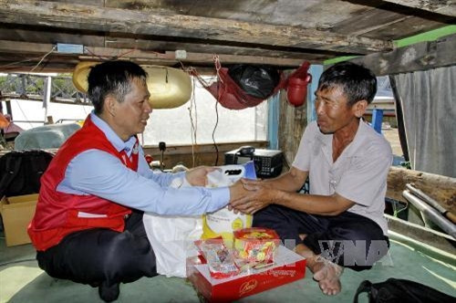 Phó Chủ tịch Hội CTĐ Thành phố Hồ Chí Minh Trần Văn Tuấn (trái) và Đoàn công tác hội CTĐ thành phố tặng quà Tết và bộ thiết bị thông tin liên lạc ICOM 718 cho gia đình ngư dân Lê Văn Quang (ngụ tại thị trấn Cần Thạnh, huyện Cần Giờ) có hoàn cảnh đặc biệt khó khăn. Ảnh: Thế Anh - TTXVN Phó Chủ tịch Hội CTĐ Thành phố Hồ Chí Minh Trần Văn Tuấn (trái) và Đoàn công tác hội CTĐ thành phố tặng quà Tết và bộ thiết bị thông tin liên lạc ICOM 718 cho gia đình ngư dân Lê Văn Quang (ngụ tại thị trấn Cần Thạnh, huyện Cần Giờ) có hoàn cảnh đặc biệt khó khăn. Ảnh: Thế Anh - TTXVN