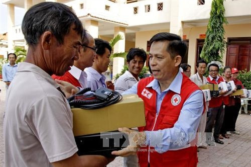 Phó Chủ tịch Hội CTĐ Thành phố Hồ Chí Minh Trần Văn Tuấn tặng quà Tết và bộ thiết bị thông tin liên lạc ICOM 718 cho 6 gia đình ngư dân có hoàn cảnh khó khăn tại huyện Cần Giờ, Thành phố Hồ Chí Minh. Ảnh: Thế Anh - TTXVN Phó Chủ tịch Hội CTĐ Thành phố Hồ Chí Minh Trần Văn Tuấn tặng quà Tết và bộ thiết bị thông tin liên lạc ICOM 718 cho 6 gia đình ngư dân có hoàn cảnh khó khăn tại huyện Cần Giờ, Thành phố Hồ Chí Minh. Ảnh: Thế Anh - TTXVN