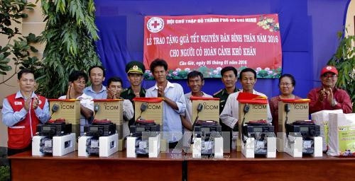 Phó Chủ tịch Hội CTĐ Thành phố Hồ Chí Minh Trần Văn Tuấn (trái) và Đoàn công tác hội CTĐ thành phố tặng quà Tết và bộ thiết bị thông tin liên lạc ICOM 718 cho 6 gia đình ngư dân có hoàn cảnh khó khăn tại huyện Cần Giờ, Thành phố Hồ Chí Minh. Ảnh: Thế Anh - TTXVN Phó Chủ tịch Hội CTĐ Thành phố Hồ Chí Minh Trần Văn Tuấn (trái) và Đoàn công tác hội CTĐ thành phố tặng quà Tết và bộ thiết bị thông tin liên lạc ICOM 718 cho 6 gia đình ngư dân có hoàn cảnh khó khăn tại huyện Cần Giờ, Thành phố Hồ Chí Minh. Ảnh: Thế Anh - TTXVN