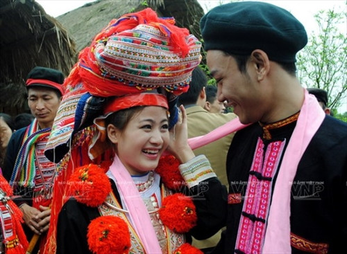 Cô dâu chú rể người Dao đỏ hạnh phúc trong ngày cưới.